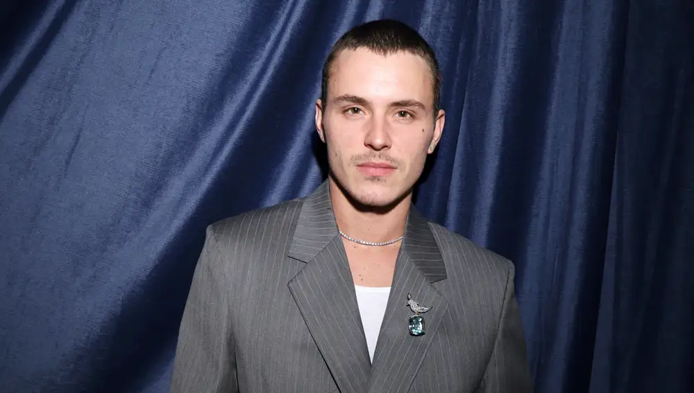 Arón Piper con el broche Bird on a Rock de Tiffany & Co.
