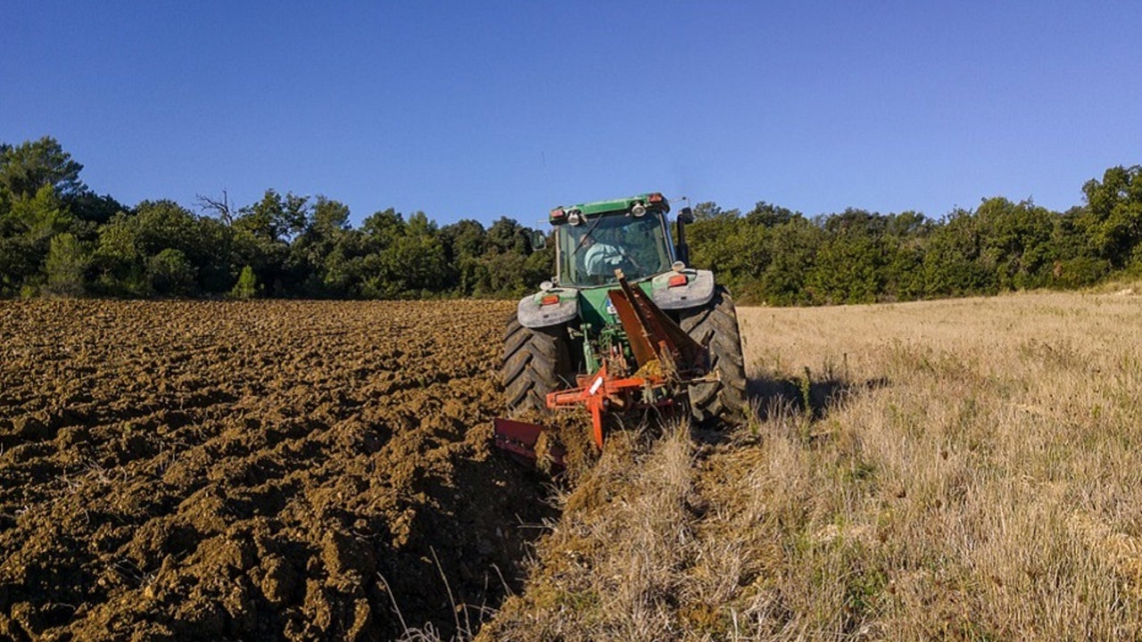 Muere un hombre al sufrir una indisposición mientras manejaba un tractor en Melide (A Coruña)