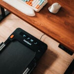 La cinta de caminar de Flexispot, justo debajo del escritorio elevable