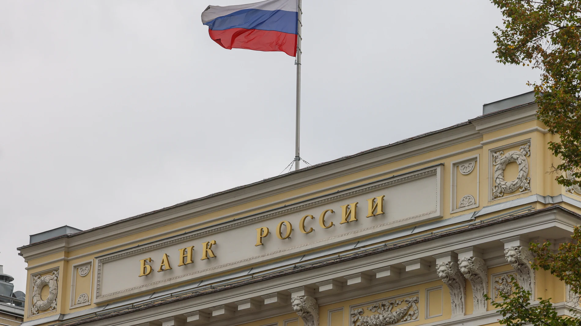 MOSCOW (Russian Federation), 12/09/2025.- Russia's national flag flies at the Bank of Russia's headquarters in Moscow, Russia, 12 September 2025. The Bank's Board of Directors announced a 100 basis point reduction in the key interest rate, lowering it to 17.00 percent per year, according to a press release from the regulator. (Rusia, Moscú) EFE/EPA/SERGEI ILNITSKY