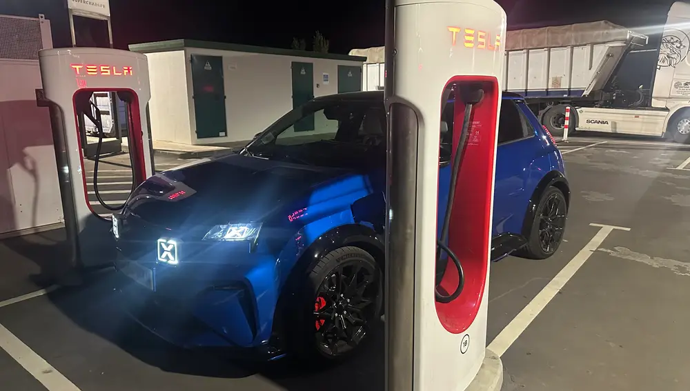 La unidad de pruebas cargando en un punto de Tesla en Antequera (Málaga)