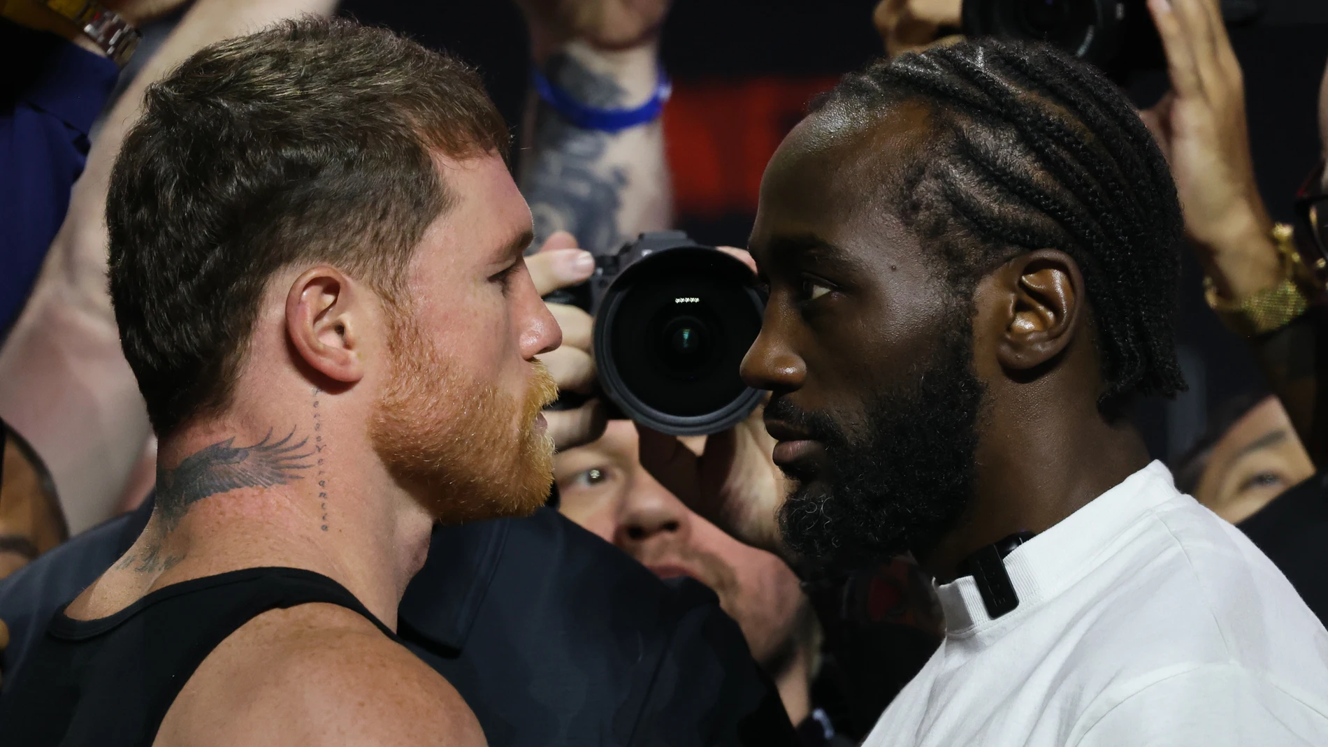AME8903. LAS VEGAS (ESTADOS UNIDOS), 11/09/2025.- El mexicano Saúl 'Canelo' Álvarez (i) y el estadounidense Terence Crawford posan este jueves, durante la presentación de su combate en el Arena T-Mobile de Las Vegas (Estados Unidos). 'Canelo' y Crawford se enfrentarán este sábado 13 de septiembre en Las Vegas.EFE/ Octavio Guzmán