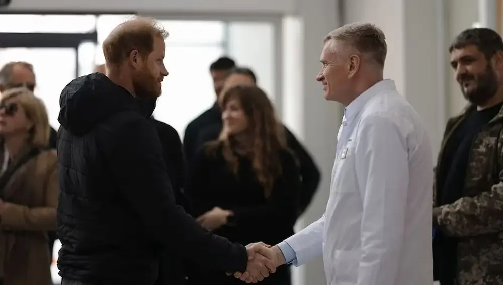 El príncipe Harry aparece por sorpresa en Ucrania ayudando a los heridos por la guerra