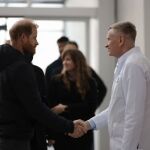 El príncipe Harry aparece por sorpresa en Ucrania ayudando a los heridos por la guerra