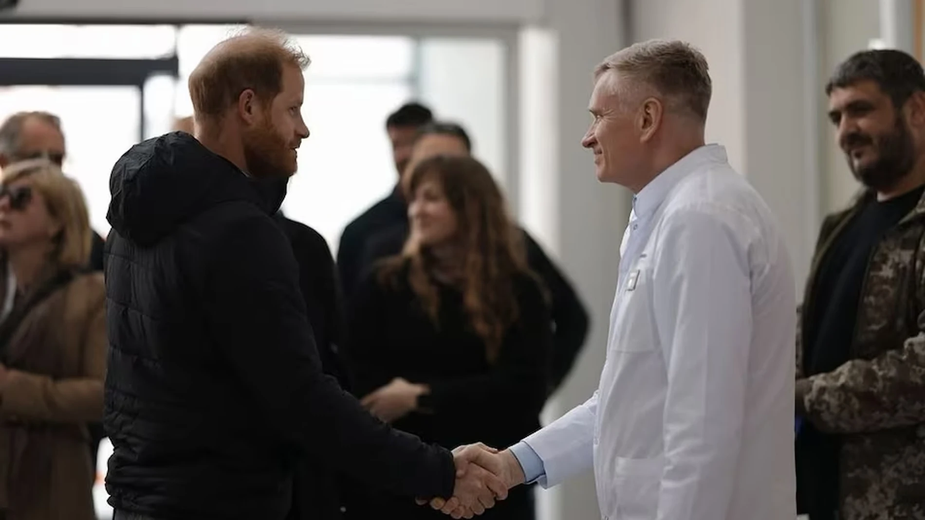 El príncipe Harry aparece por sorpresa en Ucrania ayudando a los heridos por la guerra
