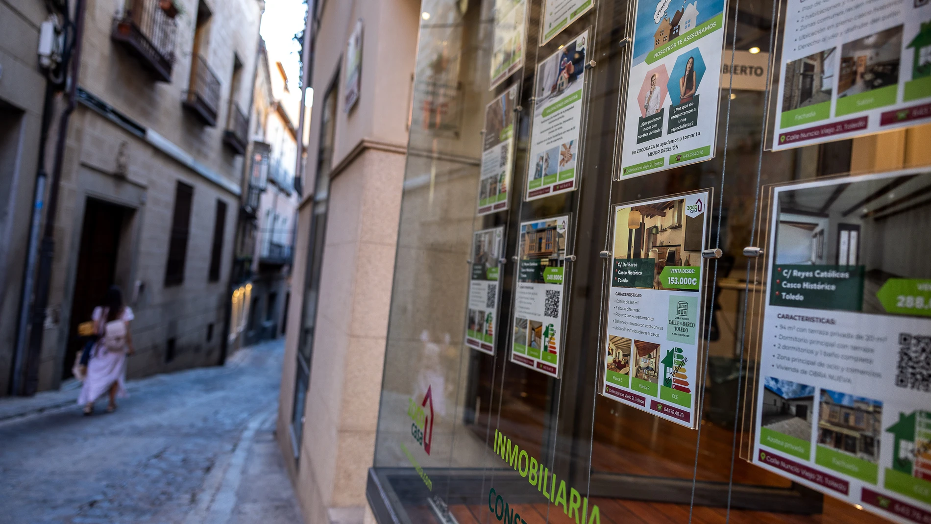 TOLEDO, 12/09/2025.- Vista del escaparate de una inmobiliaria en Toledo este viernes. El índice de precios de consumo (IPC) ha subido un 2,4 por ciento en agosto en Castilla-La Mancha en comparación con el mismo mes del año pasado, con un encarecimiento del 6 % en la vivienda y del 4,2 % en las bebidas alcohólicas y el tabaco y en hoteles, cafés y restaurantes. EFE/Ismael Herrero