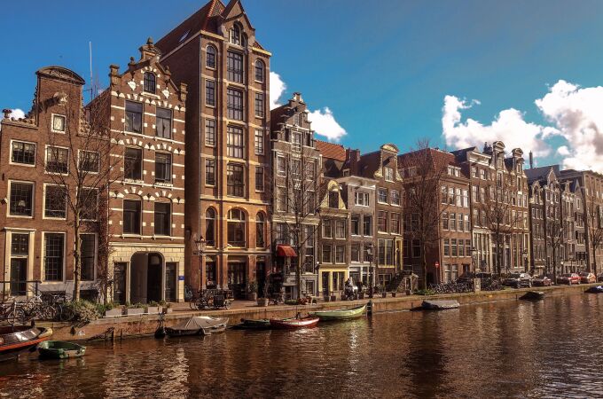 Ámsterdam se levanta sobre un entramado de canales semicirculares declarados Patrimonio de la Humanidad