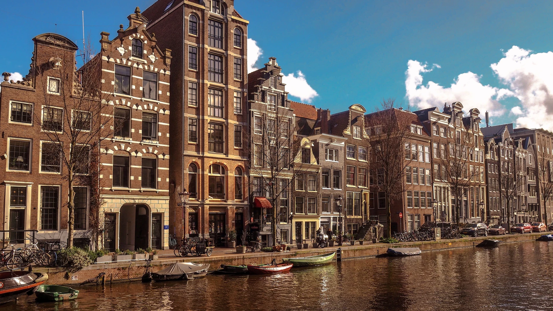 Ámsterdam se levanta sobre un entramado de canales semicirculares declarados Patrimonio de la Humanidad