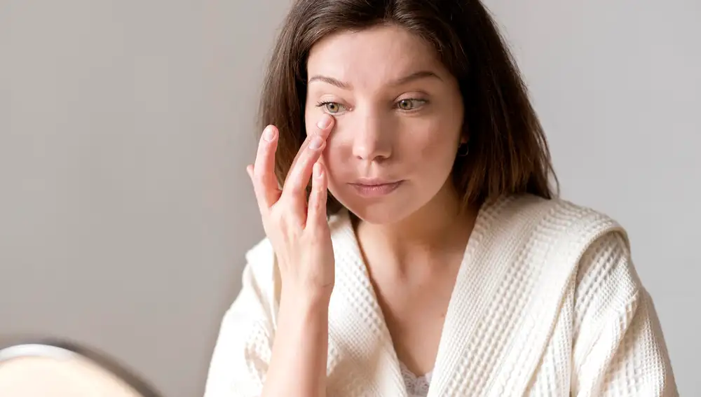 Preparar bien el contorno de ojos con hidratación es clave para que el corrector no marque arrugas.