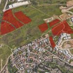 Vista aérea de las siete parcelas residenciales en el sector SURO R1 Saladavieja, en Estepona