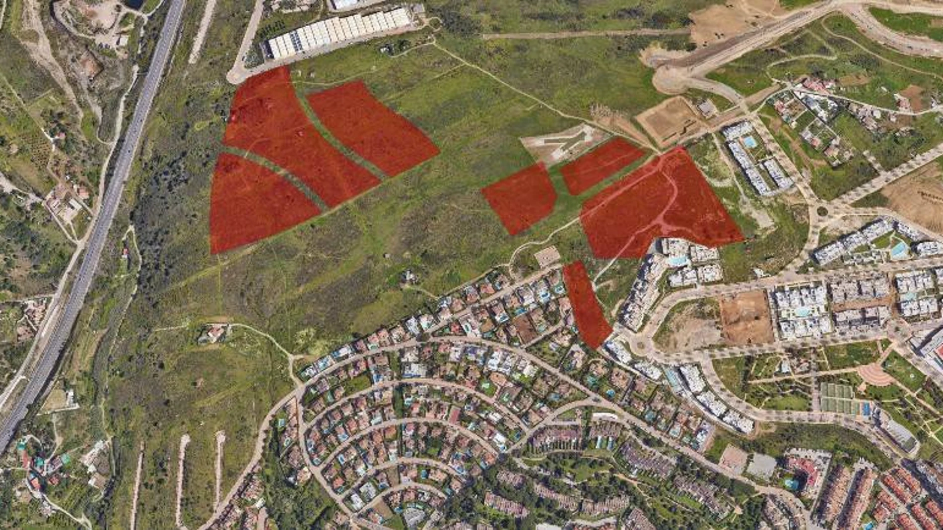 Vista aérea de las siete parcelas residenciales en el sector SURO R1 Saladavieja, en Estepona