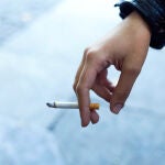 ¿Está permitido fumar dentro del coche mientras conduces? Esto dice la nueva Ley del Tabaco