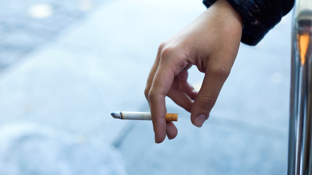¿Está permitido fumar dentro del coche mientras conduces? Esto dice la nueva Ley del Tabaco