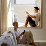 Señales de que estás tratando a tu pareja como si fuera tu hijo (y por qué puede ser un problema)