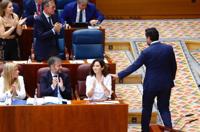 El portavoz del PP, Carlos Díaz-Pache, saluda a Ayuso tras su intervención