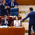 El portavoz del PP, Carlos Díaz-Pache, saluda a Ayuso tras su intervención