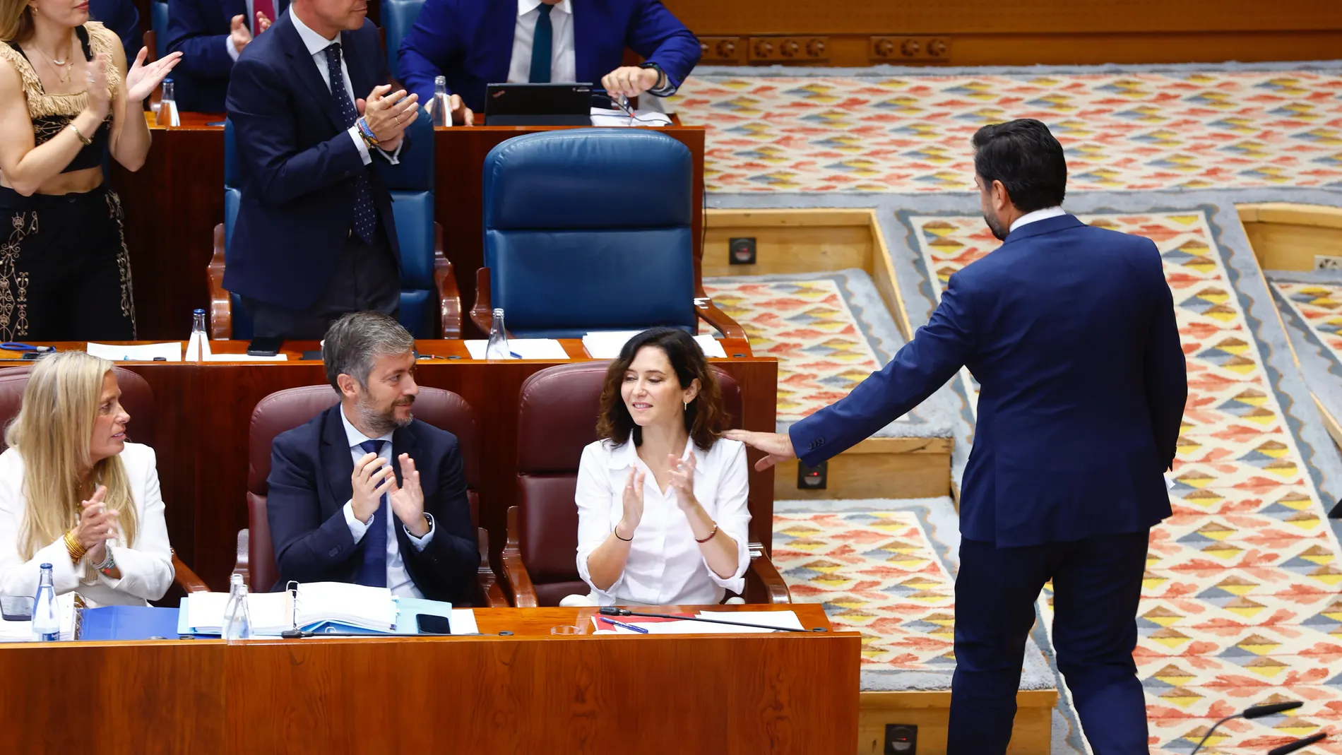 El portavoz del PP, Carlos Díaz-Pache, saluda a Ayuso tras su intervención