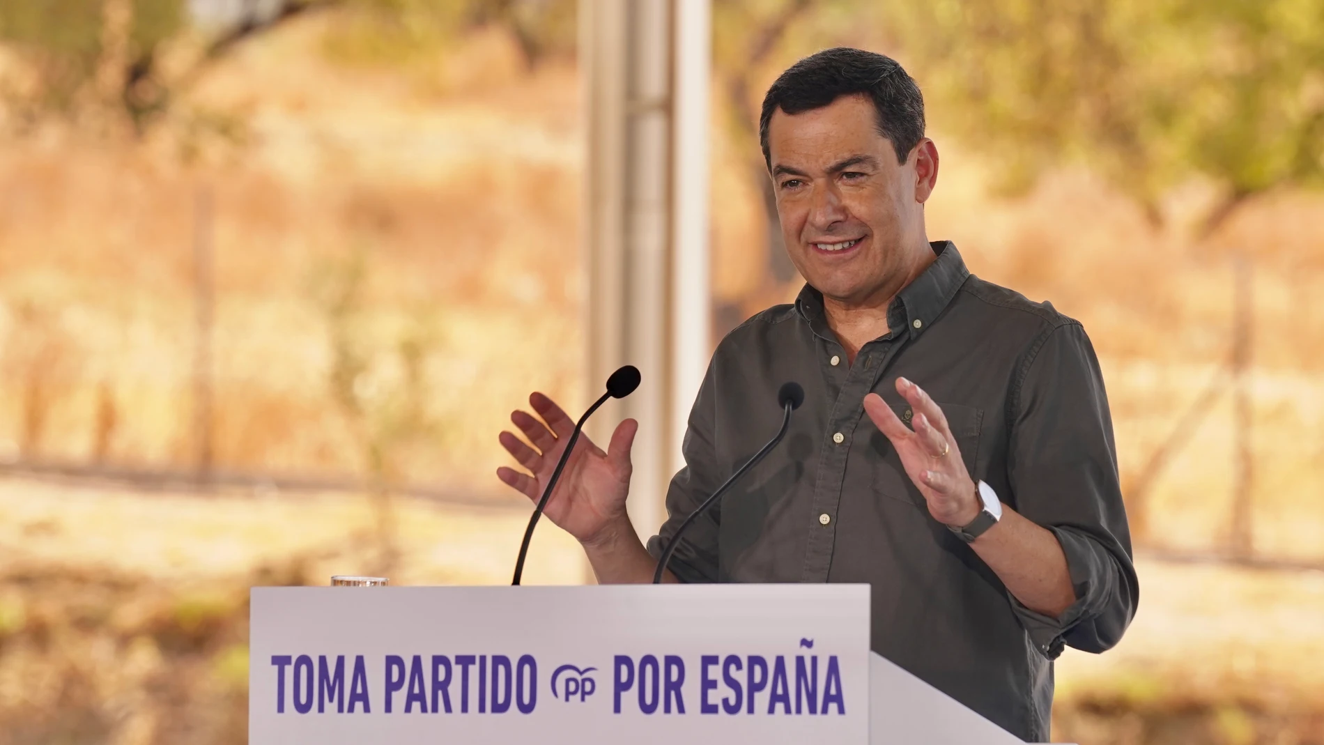 El presidente de la Junta de Andalucía, Juanma Moreno, durante el acto de inicio del curso político del PP andaluz en Alhaurín el Grande, a 12 de septiembre de 2025 en Málaga (Andalucía, España). Málaga), El presidente del Partido Popular, Alberto Núñez Feijóo; ha intervenido en el acto de inicio del curso político del PP andaluz, junto al presidente del PP regional y la Junta de Andalucía, Juanma Moreno.12 SEPTIEMBRE 2025Álex Zea / Europa Press12/09/2025