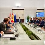 Mañueco preside la reunión con los representantes de las diputaciones provinciales