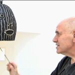 Albert Porta junto a una de sus obras
