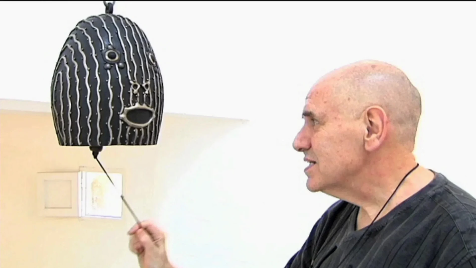 Albert Porta junto a una de sus obras