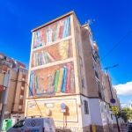 El edificio Aitana de Benidorm está decorado por dos murales del artista urbano Ángel Toledo