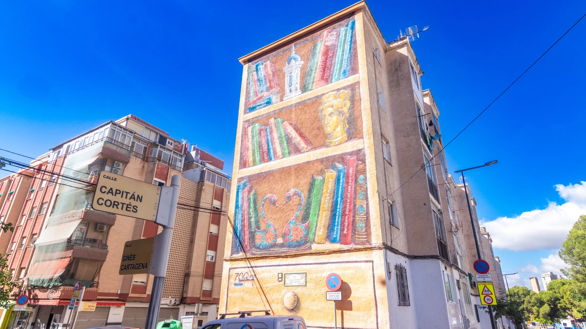 El edificio Aitana de Benidorm está decorado por dos murales del artista urbano Ángel Toledo