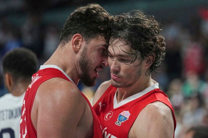 Sengun y Osmani celebran la victoria de Turquía ante Grecia