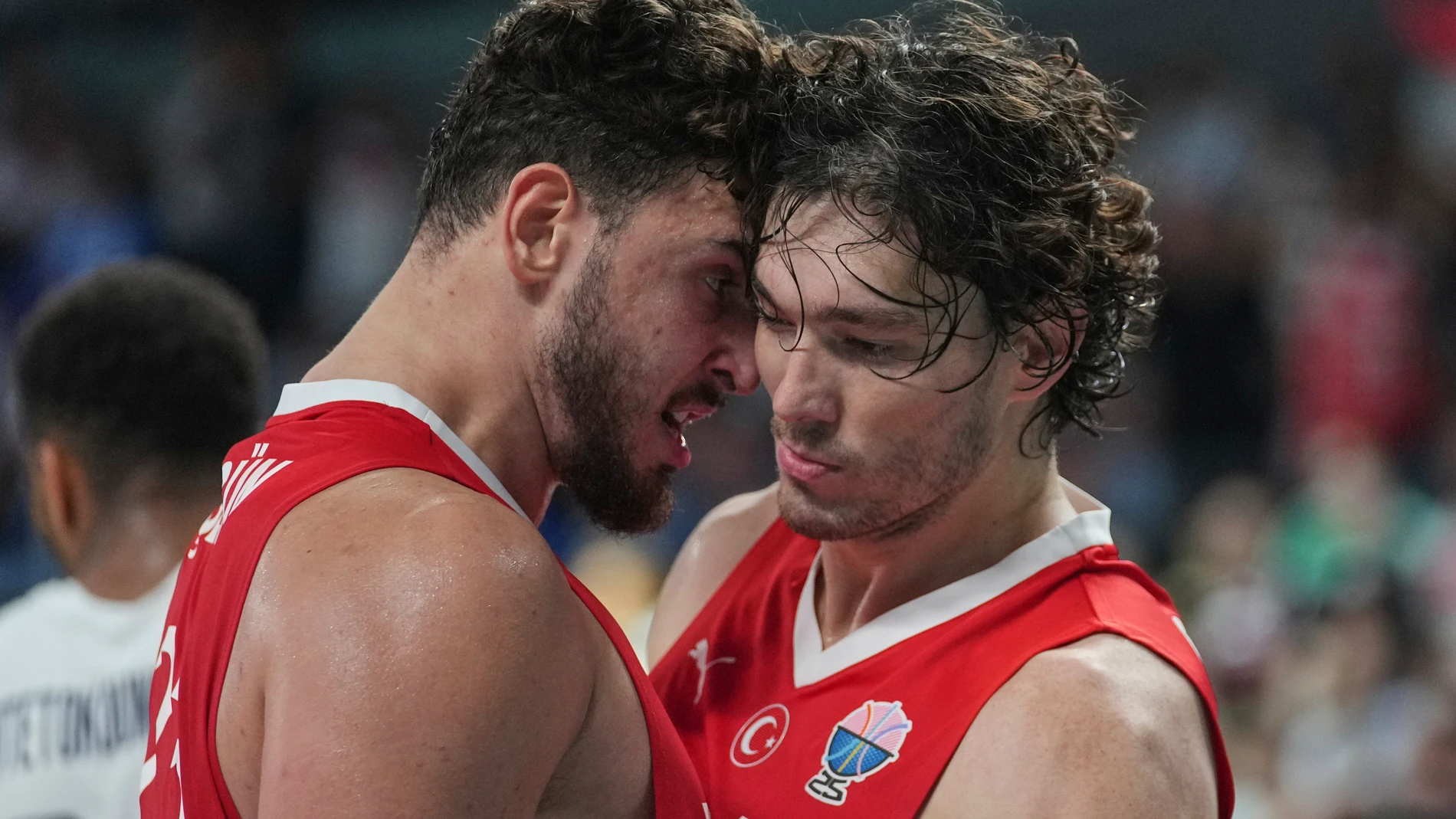 Sengun y Osmani celebran la victoria de Turquía ante Grecia
