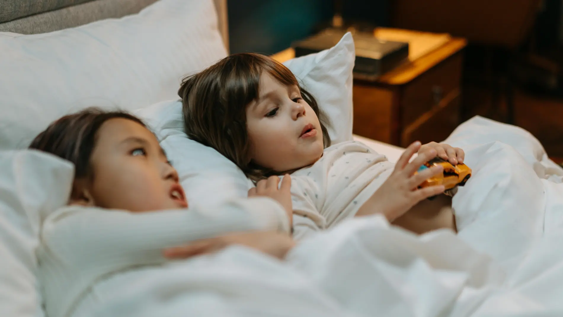 Dos niñas hablando en la cama