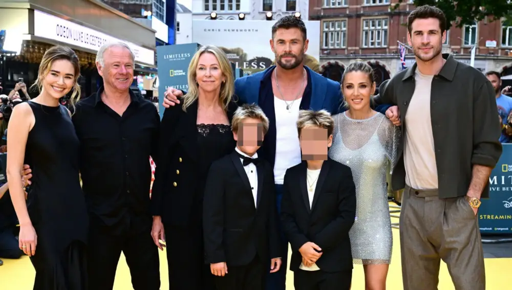 La familia Hemsworth en un estreno