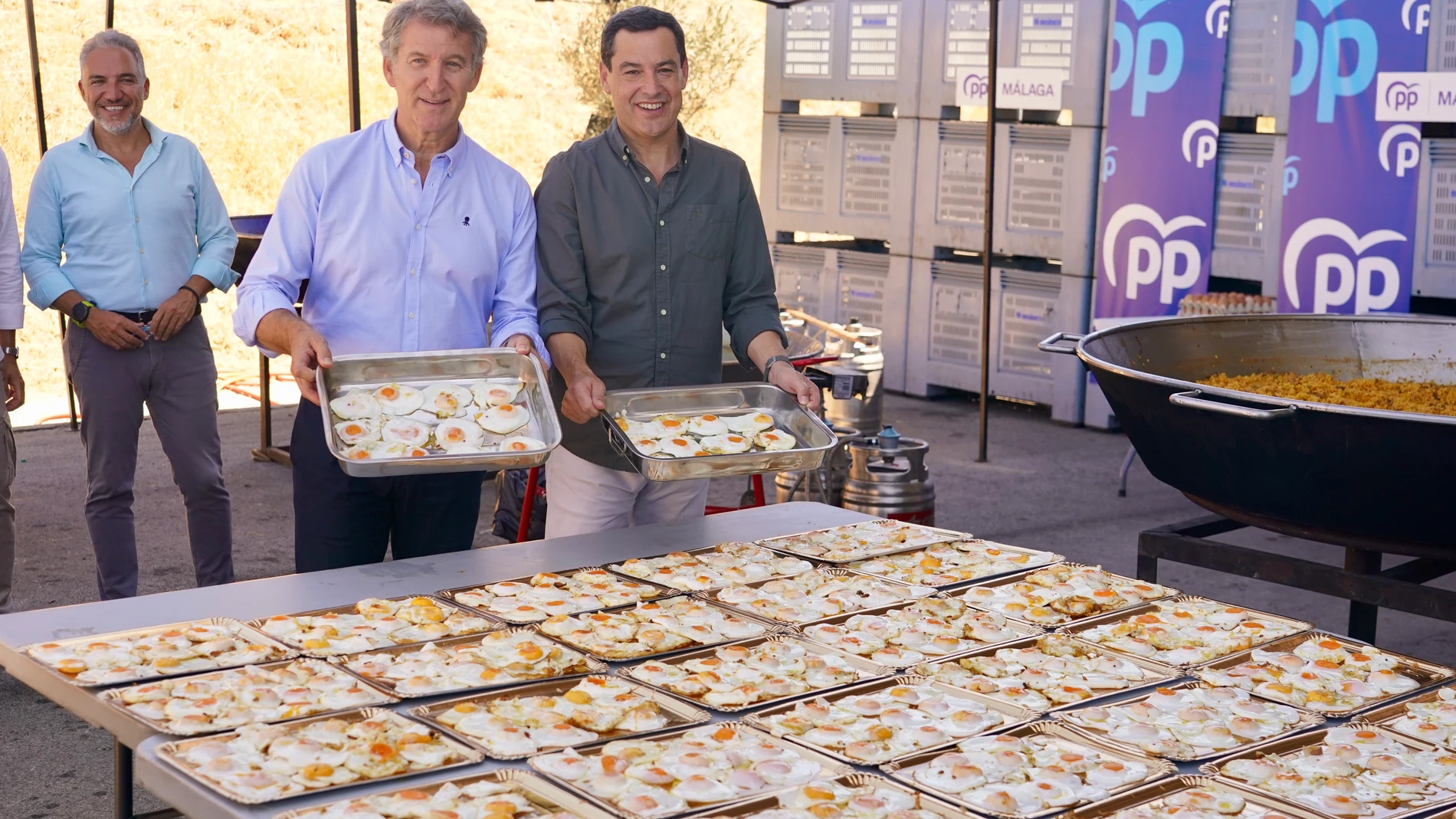 El presidente del Partido Popular, Alberto Núñez Feijóo junto al presidente de la Junta de Andalucía, Juanma Moreno, durante el acto de inicio del curso político del PP andaluz en Alhaurín el Grande, a 12 de septiembre de 2025 en Málaga (Andalucía, España). Málaga). El presidente del Partido Popular, Alberto Núñez Feijóo; ha intervenido en el acto de inicio del curso político del PP andaluz, junto al presidente del PP regional y la Junta de Andalucía, Juanma Moreno.12 SEPTIEMBRE 2025Álex ...