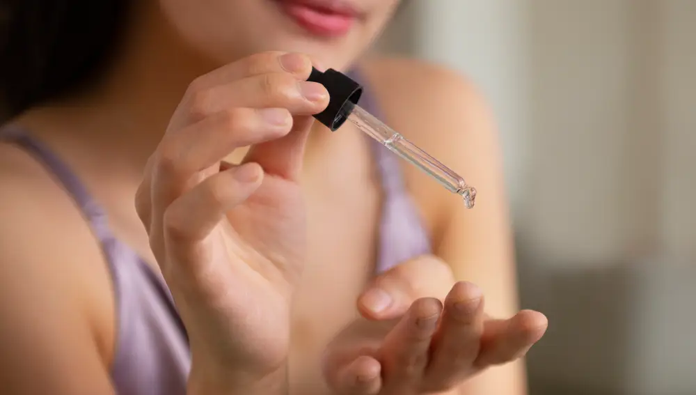 El sérum se aplica siempre antes de la crema hidratante y basta con unas gotas para cubrir el rostro.