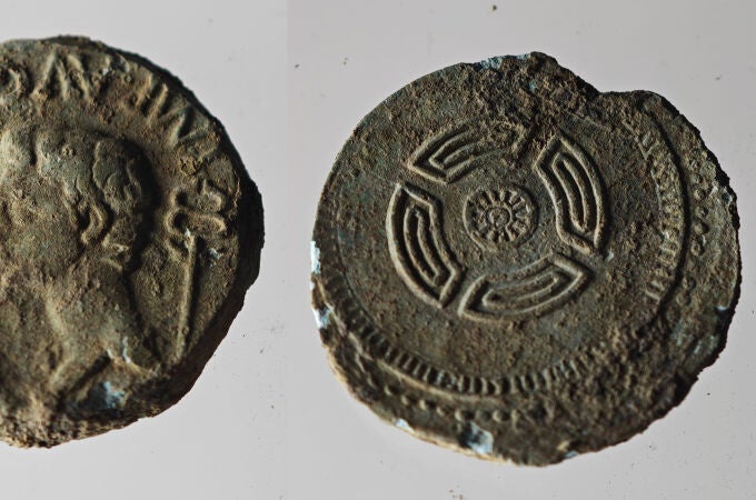 Moneda Caetra de la época romana encontrada en la excavación