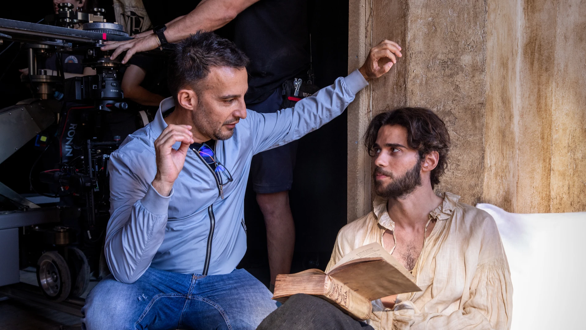 Una escena del rodaje con Amenábar hablando con Julio Peña
