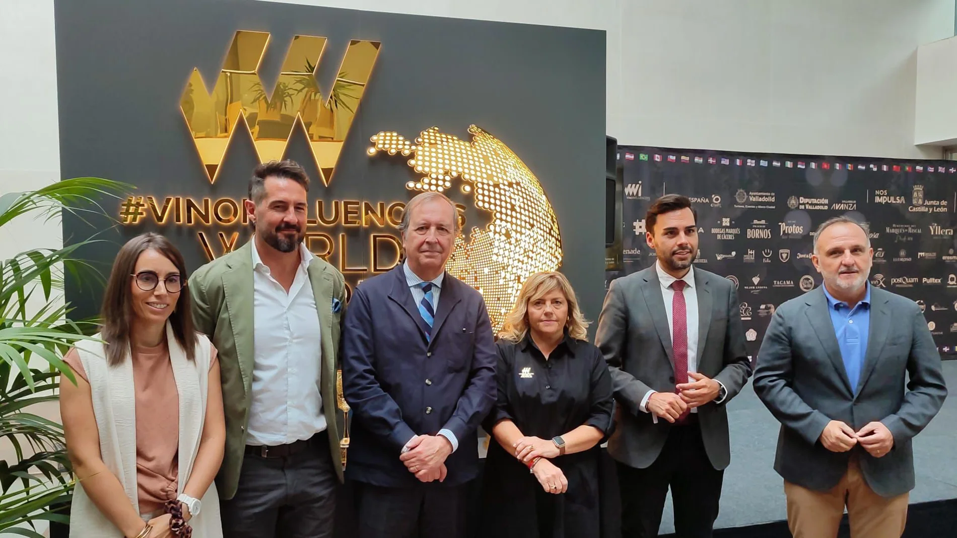 El director general de Turismo, Ángel González, presenta los premios para influyentes del vino