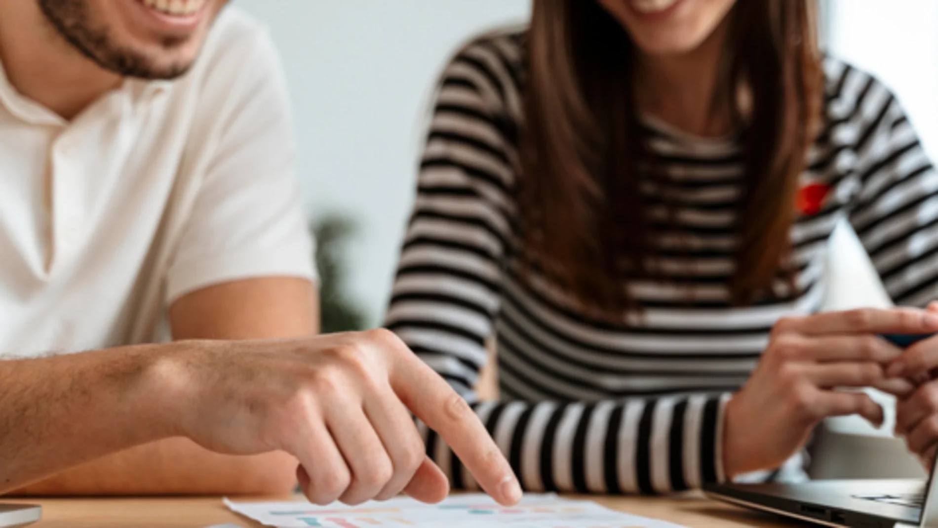 Pareja contratando el mejor microcrédito