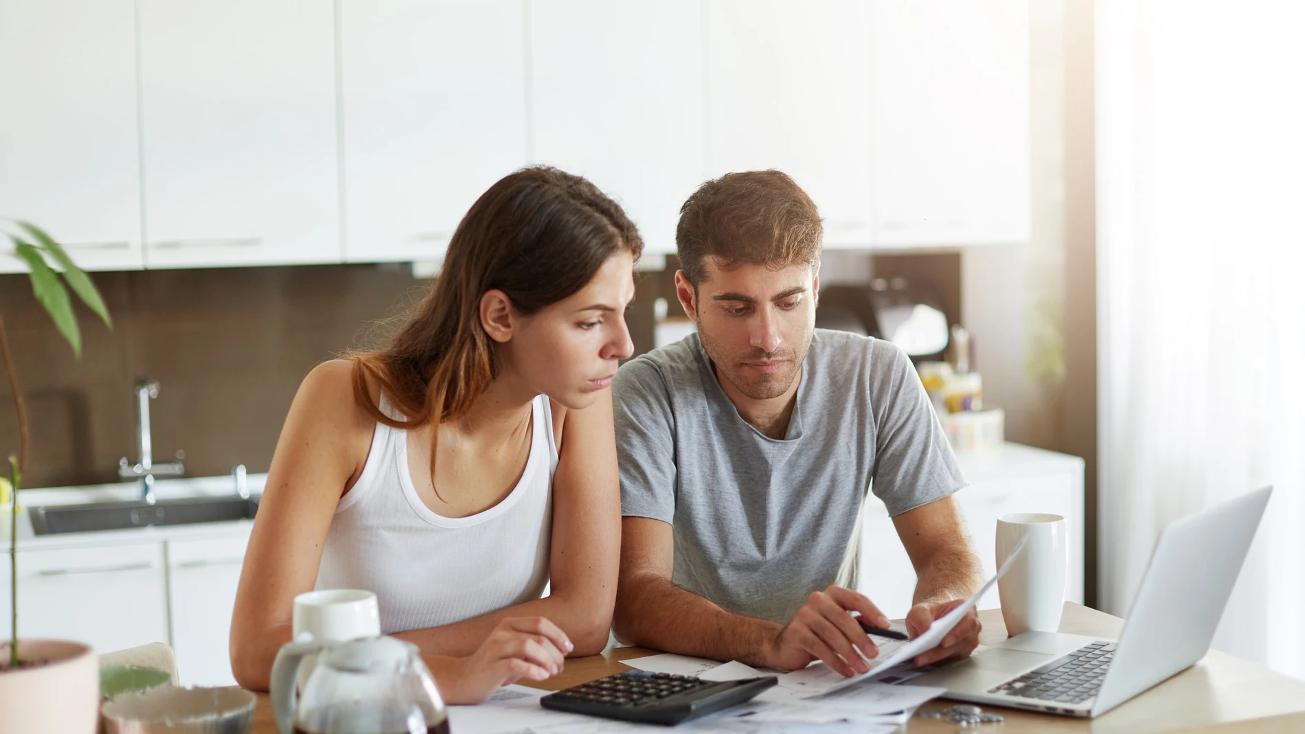 Pareja revisando cuál es el mejor microcrédito