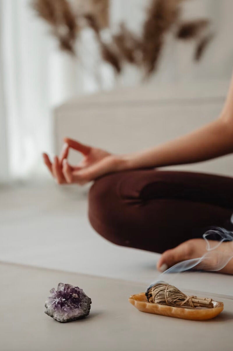 5 pasos sencillos para calmarte rápidamente, según expertos en salud mental