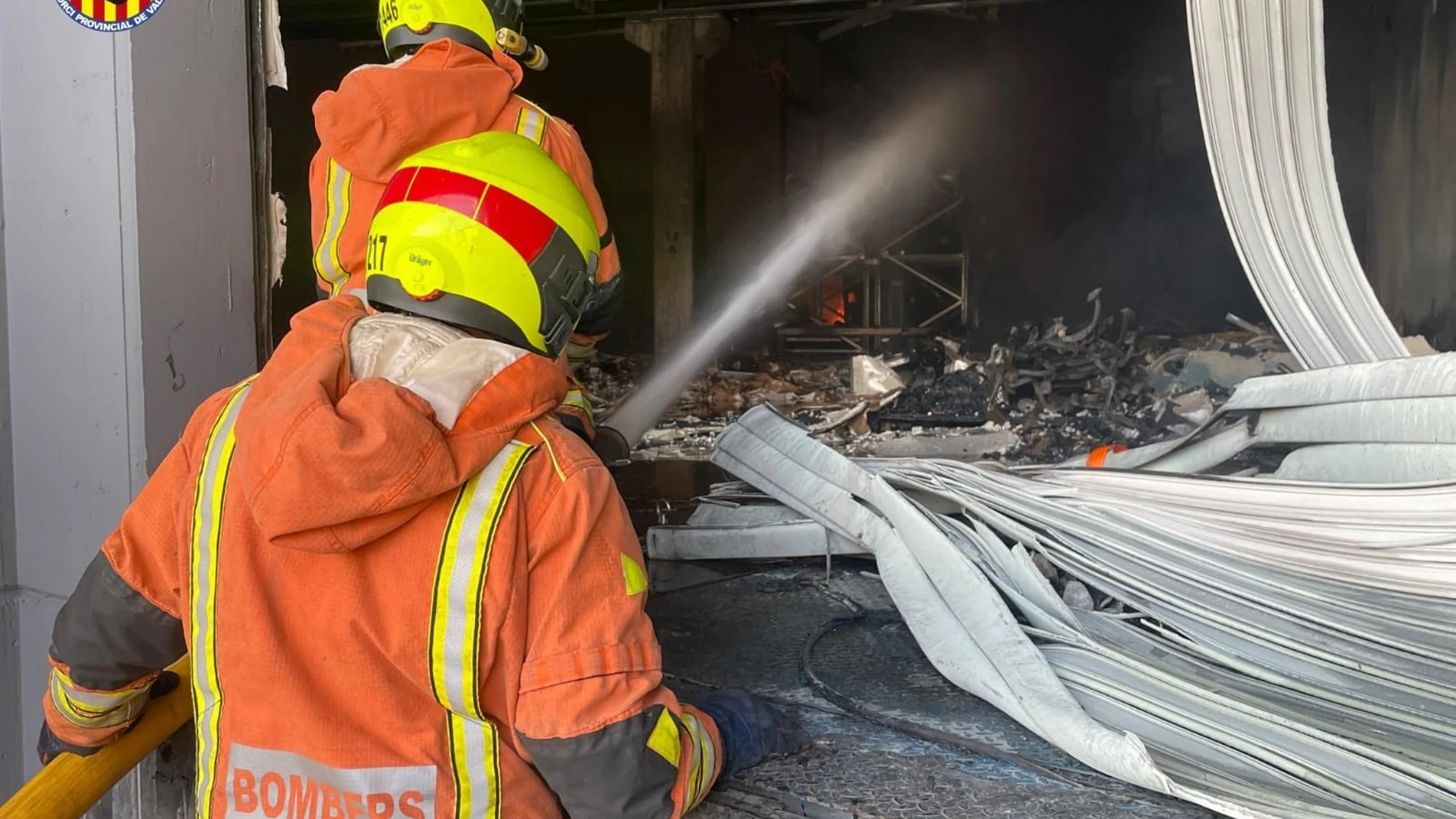 Controlado el incendio industrial en una nave de automoción de Albuixech REMITIDA / HANDOUT por CONSORCIO PROVINCIAL DE BOMBEROS DE VALENCIA Fotografía remitida a medios de comunicación exclusivamente para ilustrar la noticia a la que hace referencia la imagen, y citando la procedencia de la imagen en la firma 12/09/2025