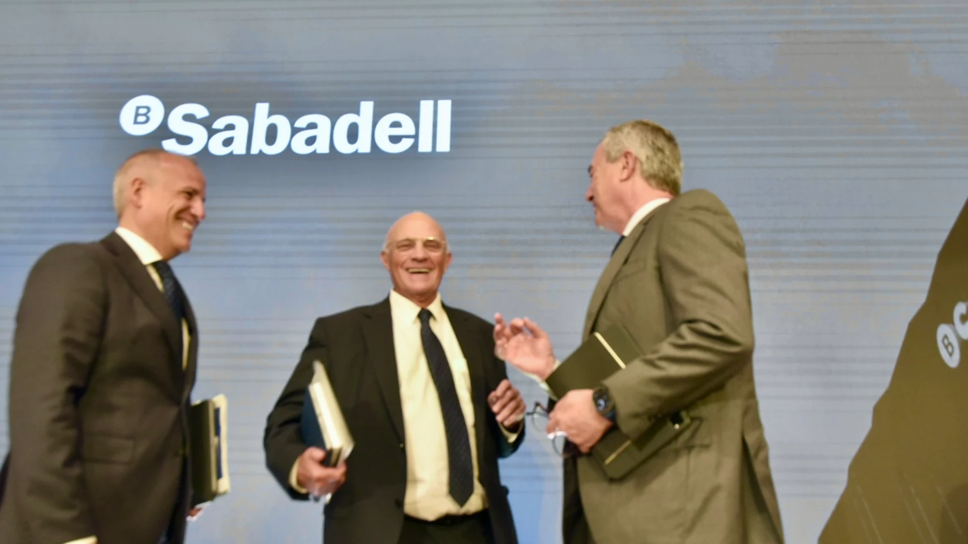 El presidente de Banco Sabadell, Josep Oliu; el consejero delegado César González-Bueno y el director financiero, Sergio Palavecino, durante una rueda de prensa, a 12 de septiembre de 2025, en Sant Cugat del Vallès, Barcelona, Cataluña (España). El consejo de administración de Banco Sabadell ha rechazado por unanimidad la OPA de BBVA al considerar que el precio "no recoge adecuadamente" el valor intrínseco de las acciones de Sabadell, infravalorando el proyecto de la entidad catalana y sus pe...