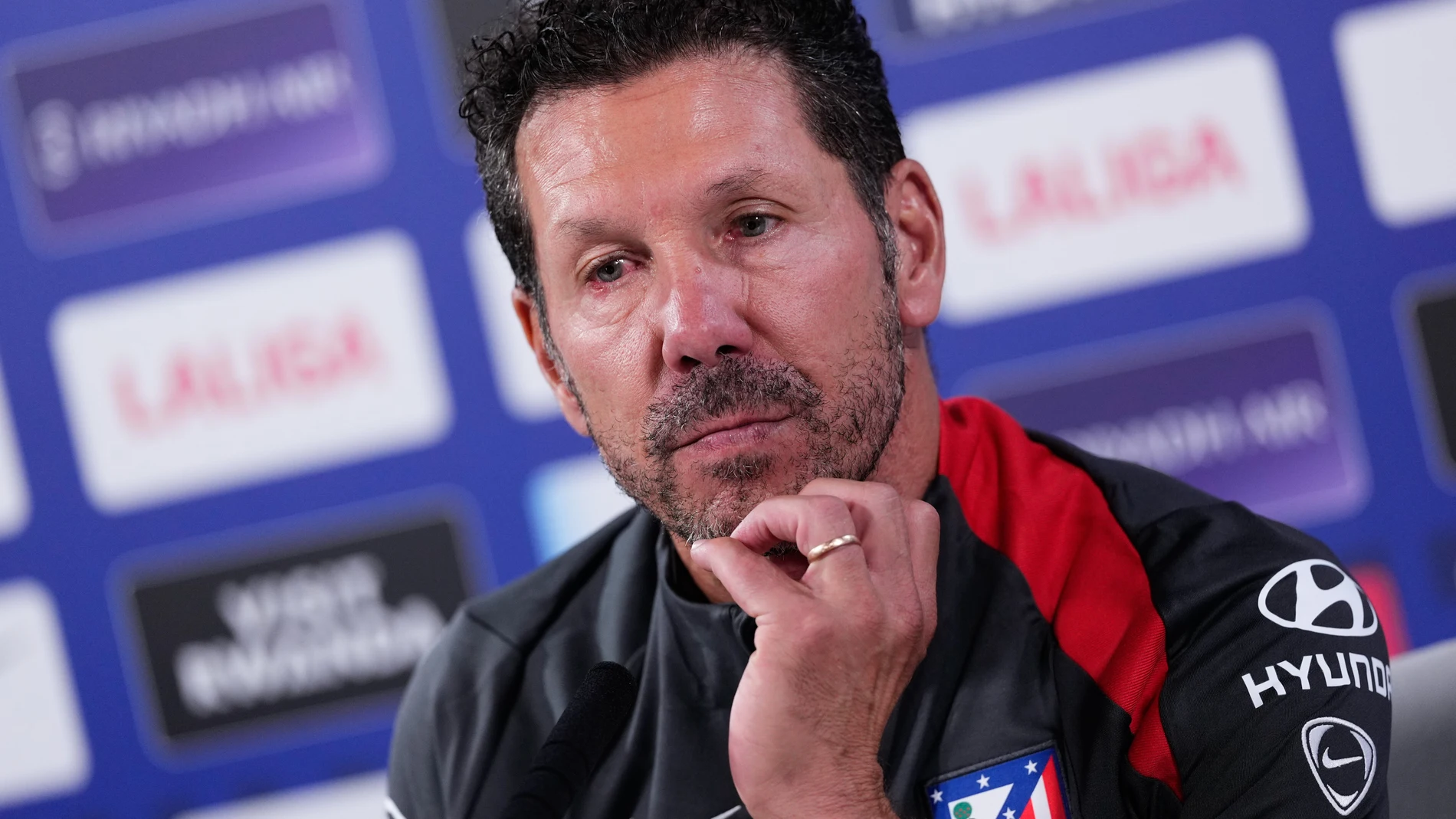 MAJADAHONDA (MADRID), 12/09/2025.-El entrenador del Atlético de Madrid Diego Simeone, durante la rueda de prensa tras el entrenamiento este viernes en Majadahonda, preparatorio del partido de mañana frente al Villarreal.-EFE/ Borja Sanchez-Trillo