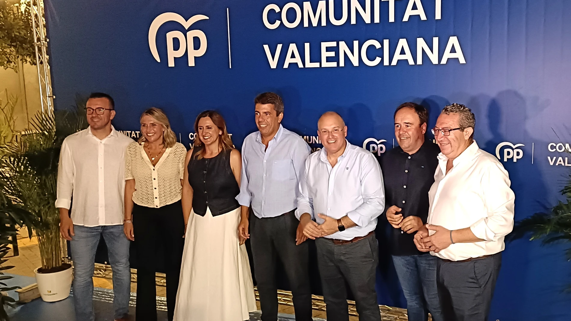 De izquierda a derecha, Vicent Mompó, Marta Barrachina, María José Catalá, Carlos Mazón, Miguel Tellado, Juanfran Pérez Llorca y Toni Pérez antes de participar en la cena de inicio de curso político del PPCV en Benidorm (Alicante) EUROPA PRESS 12/09/2025