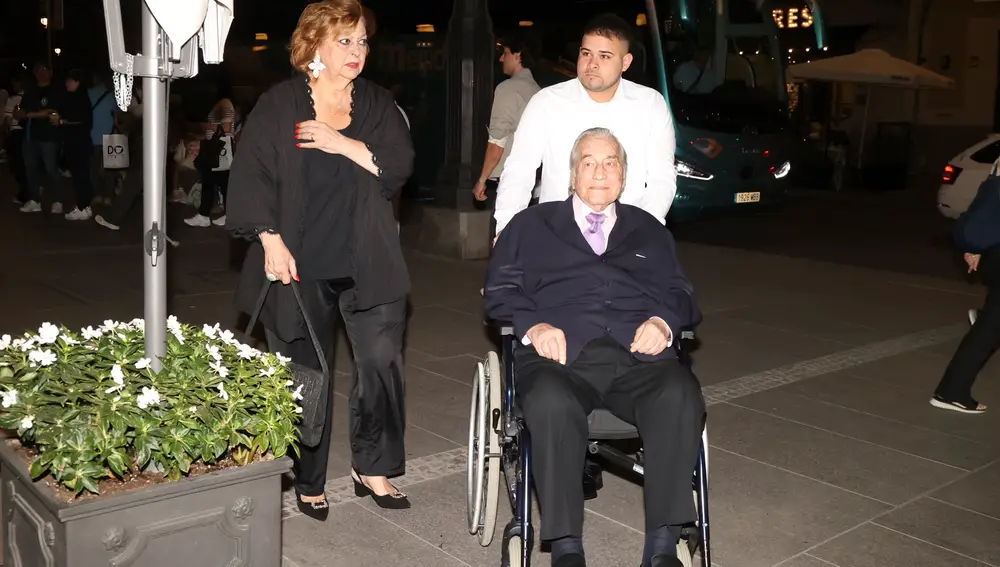 Los padres de Paloma Cuevas a su llegada al Four Seasons de Madrid