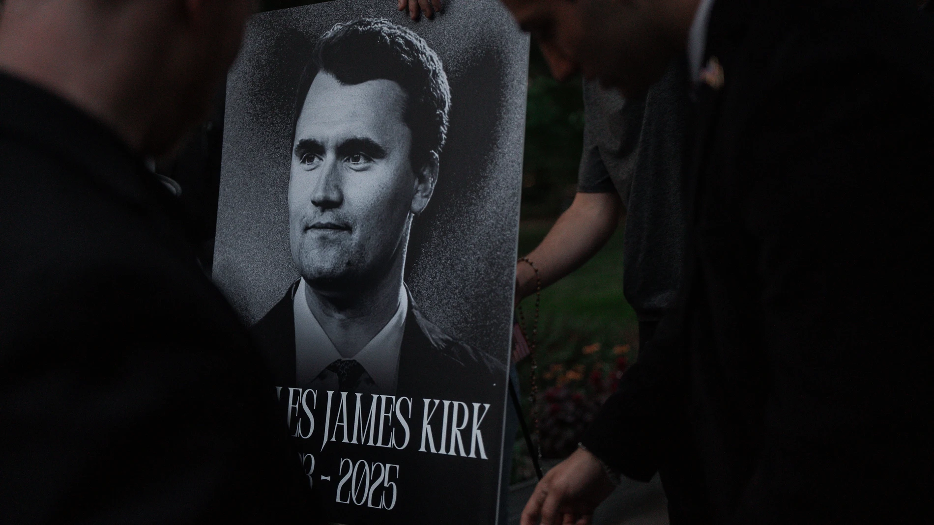 NEW YORK CITY (United States), 12/09/2025.- Members of New York Young Republican Club hold a portrait of Charlie Kirk during a vigil for US conservative activist and Turning Point USA founder Charley Kirk in New York City, New York, USA, 12 September 2025. Kirk was fatally shot at a Utah university campus, USA, on 10 September 2025. (Nueva York) EFE/EPA/OLGA FEDOROVA