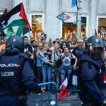 Las manifestaciones propalestinas cortan el recorrido de la Vuelta en el centro de Madrid