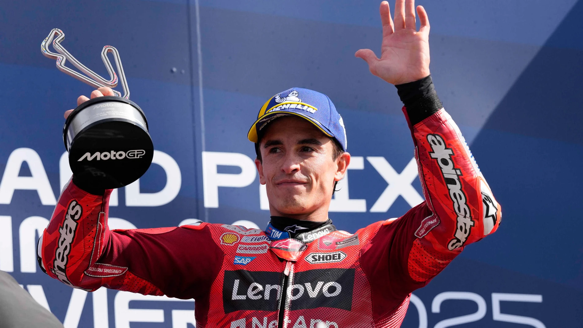 Misano Adriatico (Italy), 14/09/2025.- Ducati Lenovo Team rider Marc Marquez of Spain celebrats on the podium the victory of the MotoGP race of the San Marino and the Rimini Riviera Grand Pri at the Misano World Circuit Marco Simoncelli in Misano Adriatico, Italy, 14 September 2025. (Motociclismo, Italia, España) EFE/EPA/DANILO DI GIOVANNI