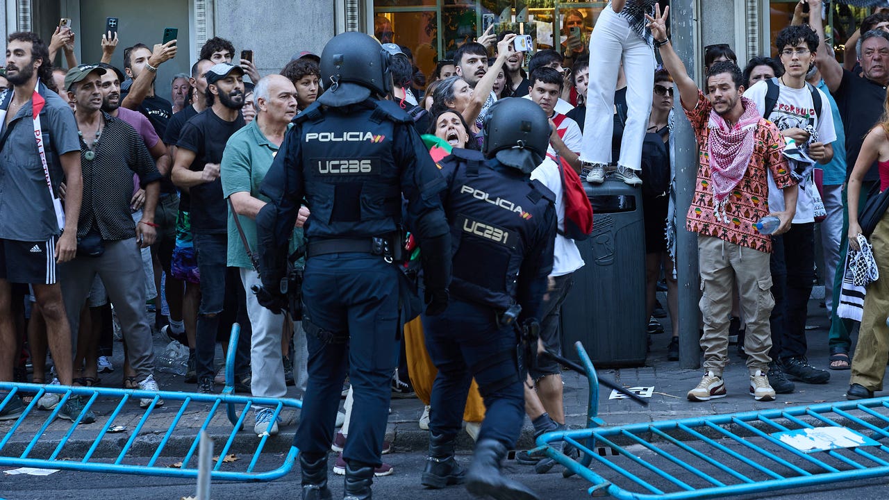 Marlaska premia a los antidisturbios del dispositivo de la Vuelta en Madrid