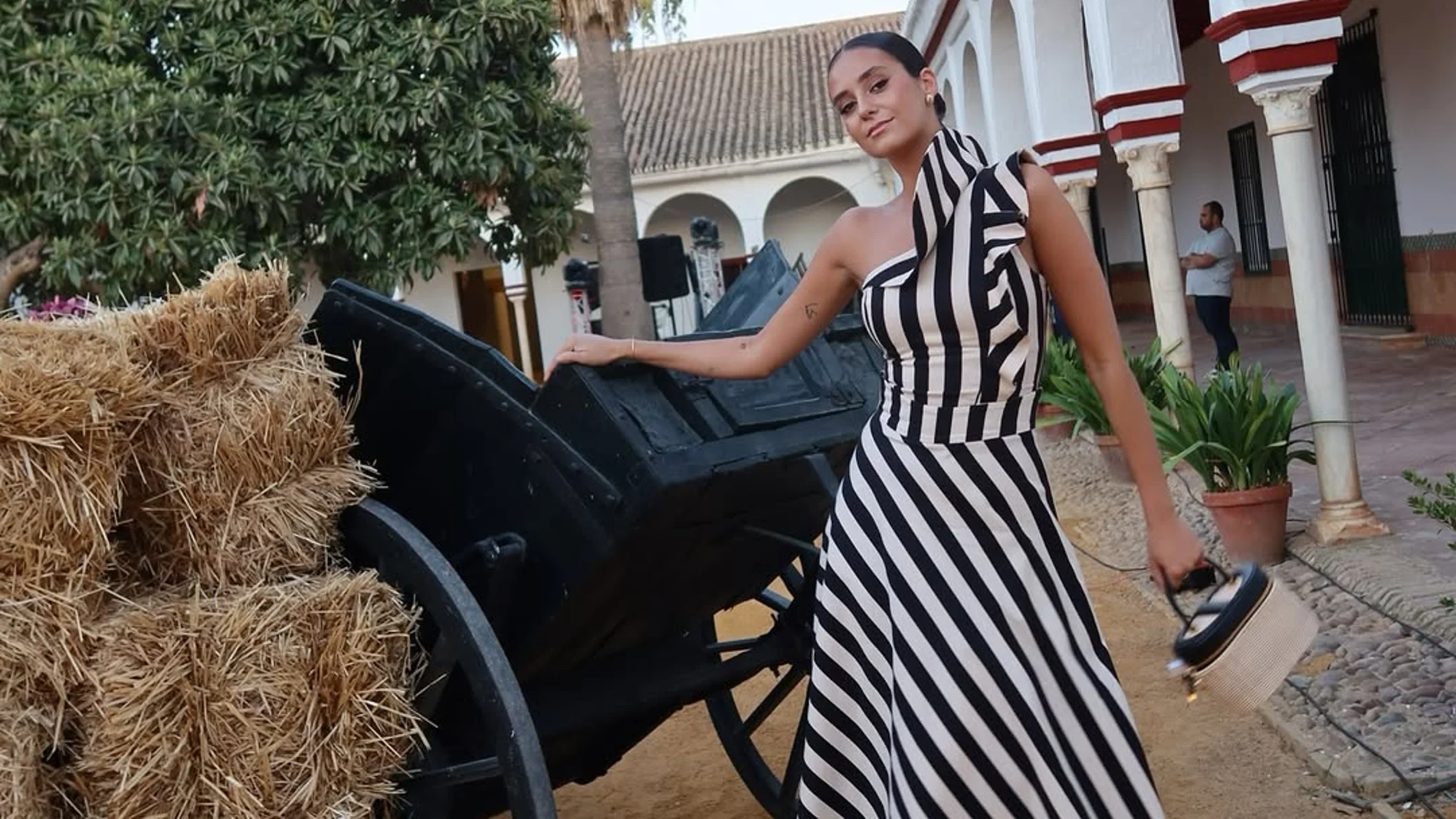 El look de invitada española de Vic.