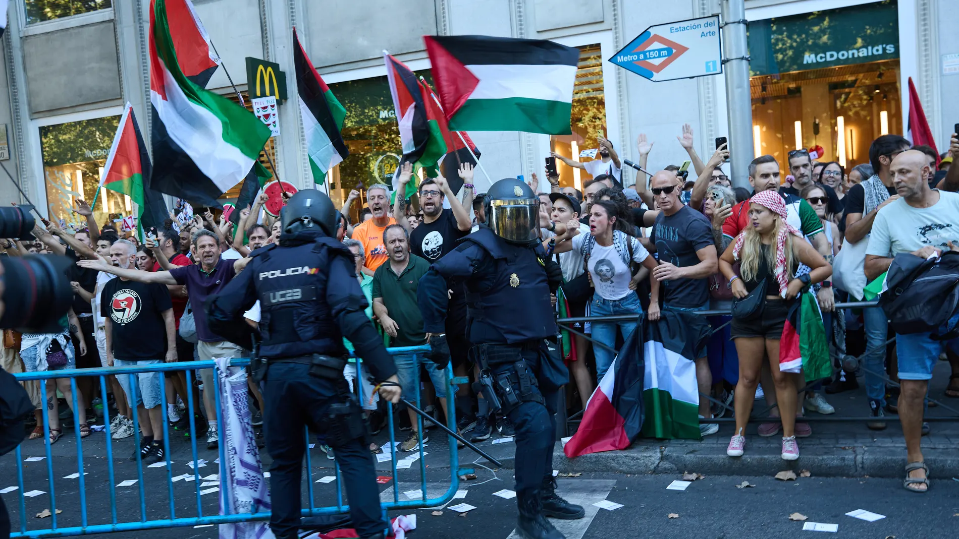 La secretaria de Podemos y eurodiputada, Irene Montero, protesta por Palestina en Atocha, el día de la etapa 21 de la Vuelta Ciclista a España, a 14 de septiembre de 2025, en Madrid (España). La Vuelta Ciclista a España pone hoy en Madrid el punto y final a una 90 edición de la ronda española marcada por las protestas en apoyo del pueblo palestino. La etapa final ha comenzando en la localidad de Alalpardo y finaliza en Cibeles con un recorrido de 106 kilómetros. 14 SEPTIEMBRE 2025;PALESTINA;...